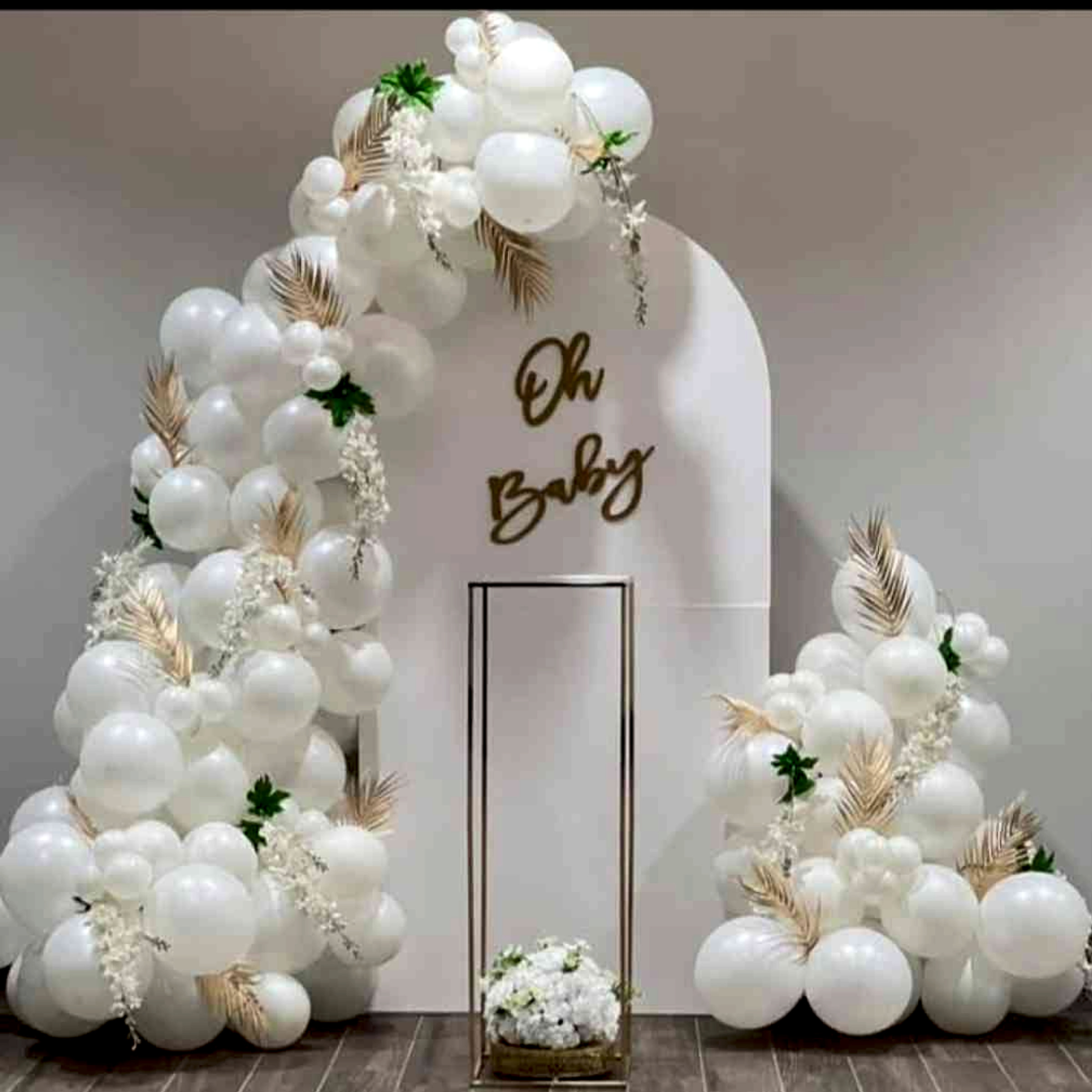 Modern White And Gold Baby Shower Decoration With Balloon Arch And Floral Details - Baby shower by ARV Decor thumbnail 2